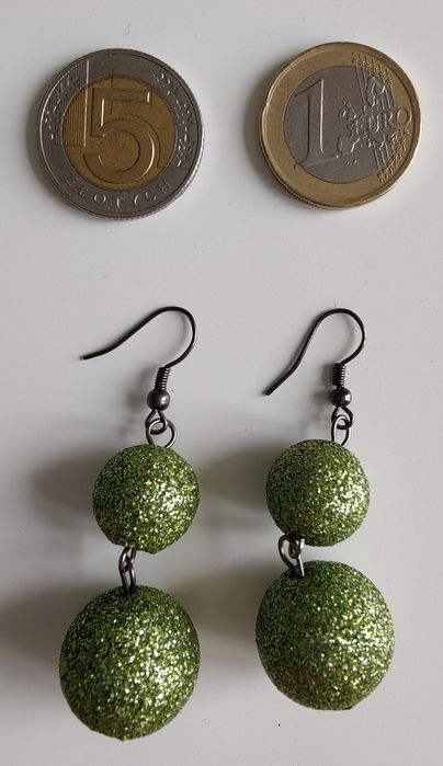 Kolczyki wiszące - zielone, brokatowe kulki - biżuteria sztuczna.