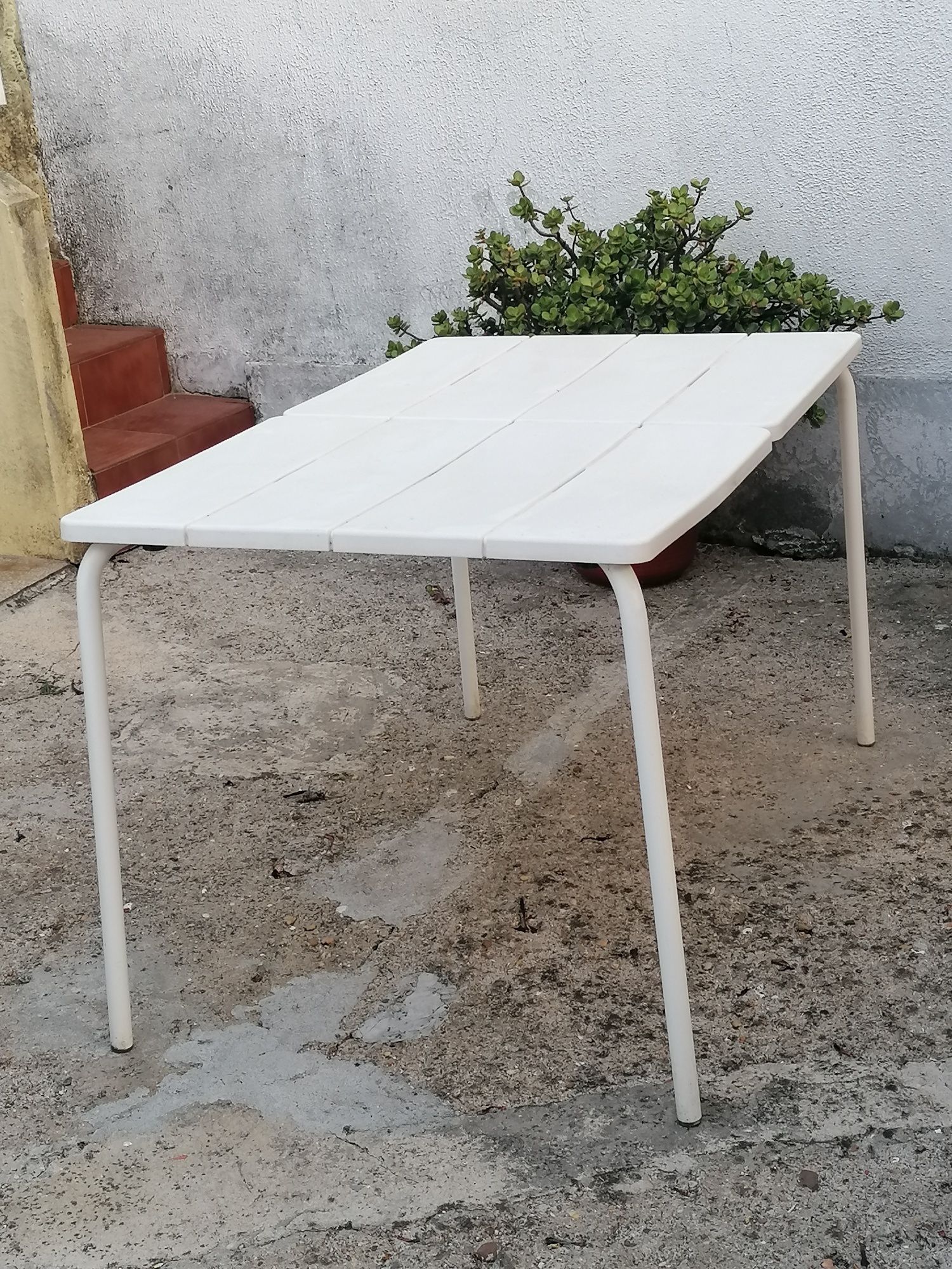 Vendo MESA de JANTAR FORTE p/ interior ou exterior com estrutura metal