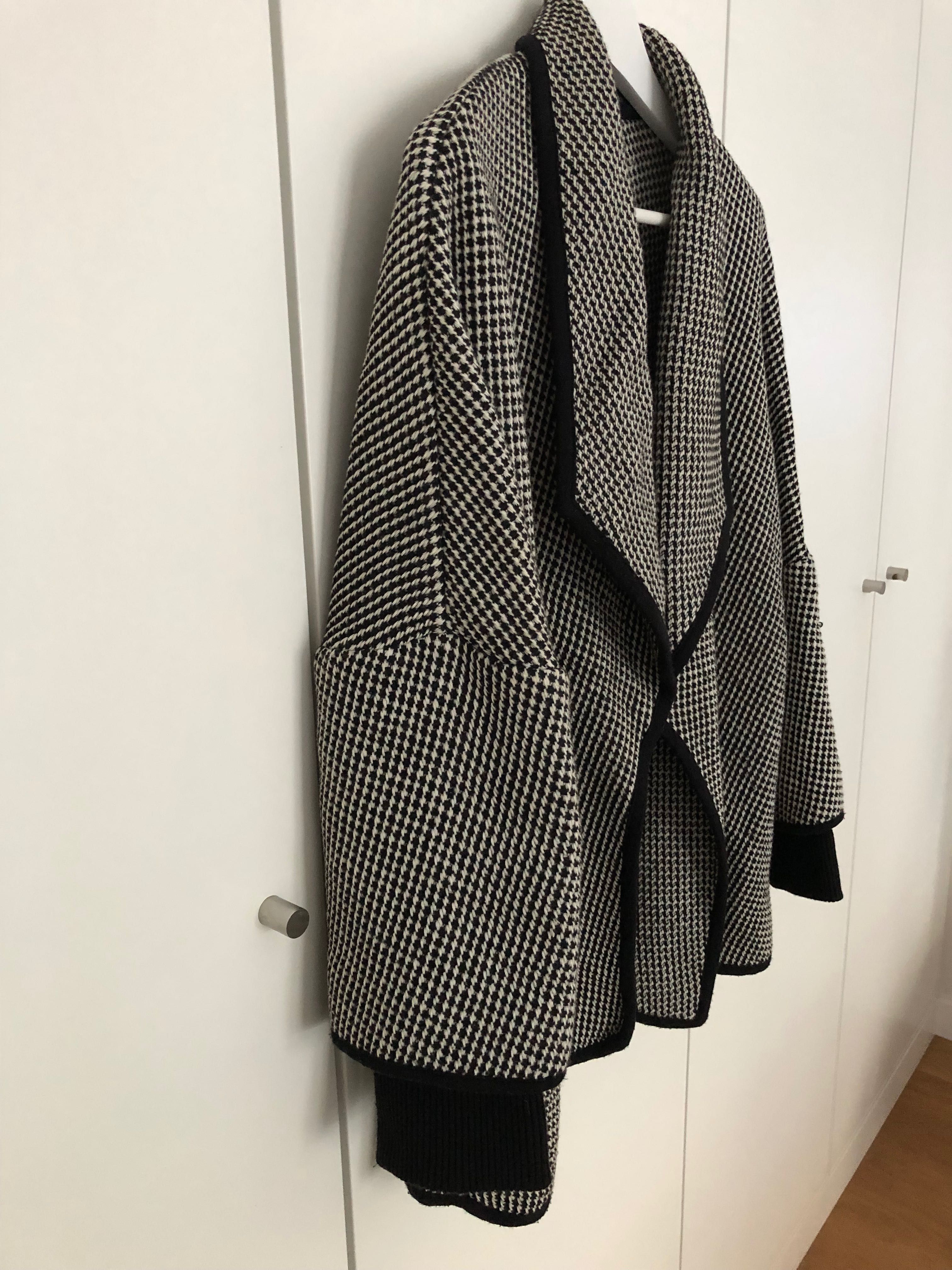 Casaco tipo capa preto e branco | M | Mango