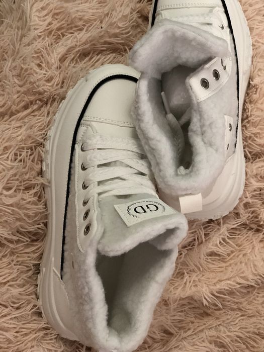 Зимові кросівки. Дуже теплі, чудово носяться.