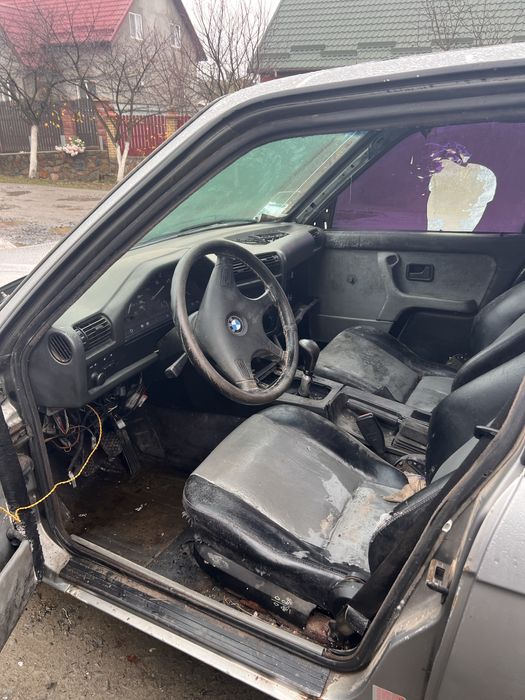 Автомобіль BMW e30 1989 року 2,4D