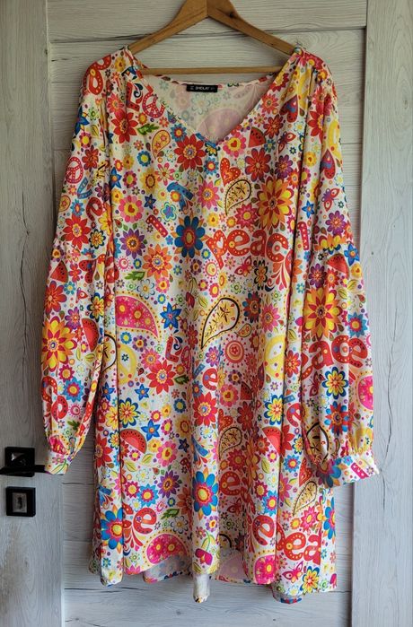 Śliczna sukienka Sheilay efektowny wzór 4XL