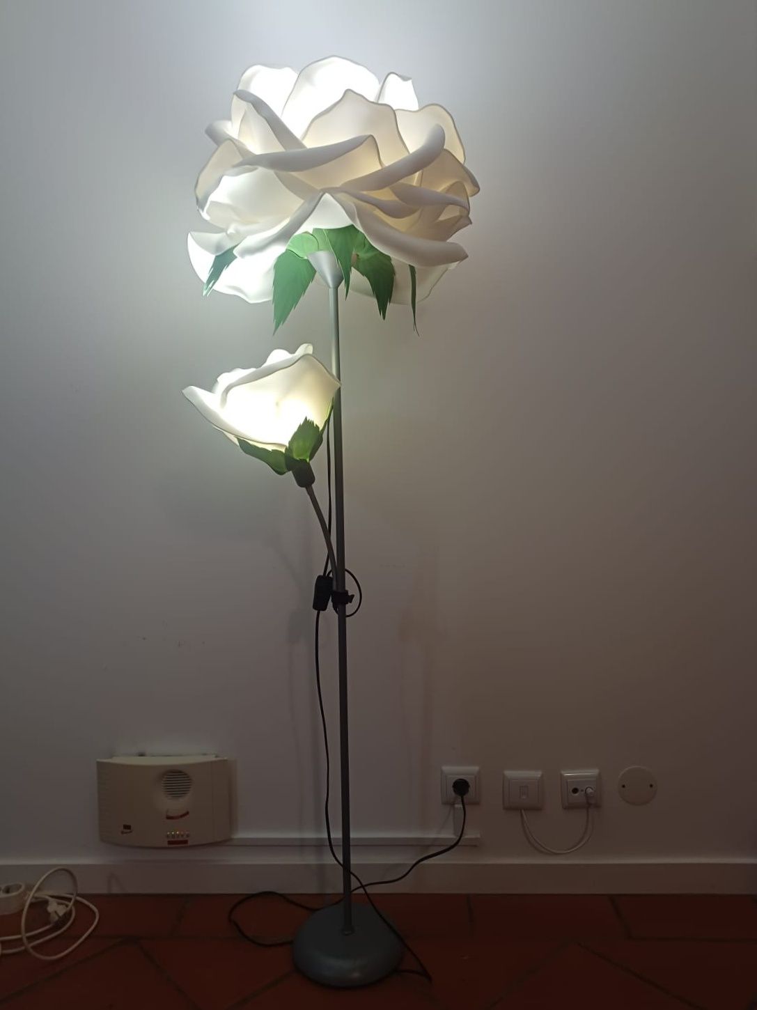 Candeeiro de pé com flores brancas