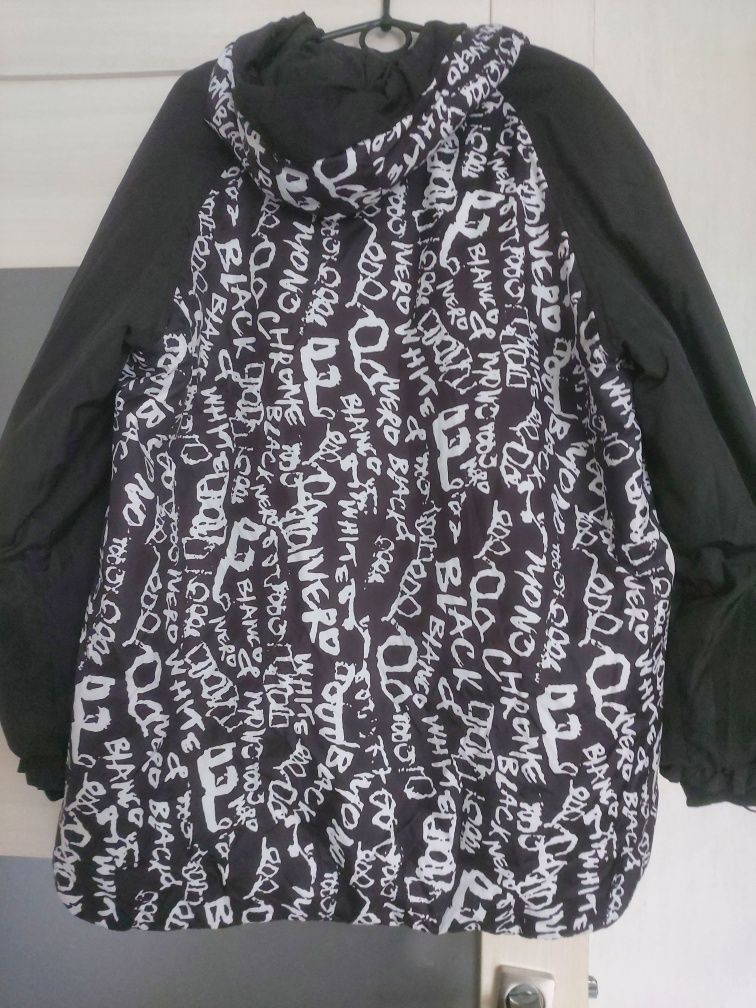 Демісезонна куртка чорна з білими літерами