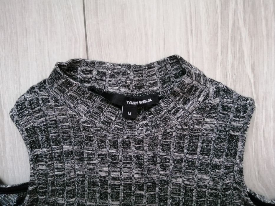 ZMYsłowa sukienka midi podkreślająca figurę z odkrytymi ramionami