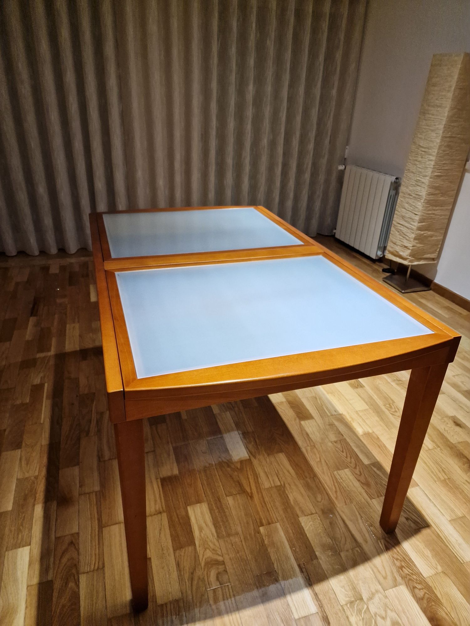 Mesa de jantar extensivel com tampo em vidro e cerejeira