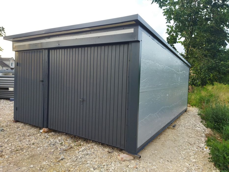 Garaż ocieplany z płyty warstwowych 6,3x4m.