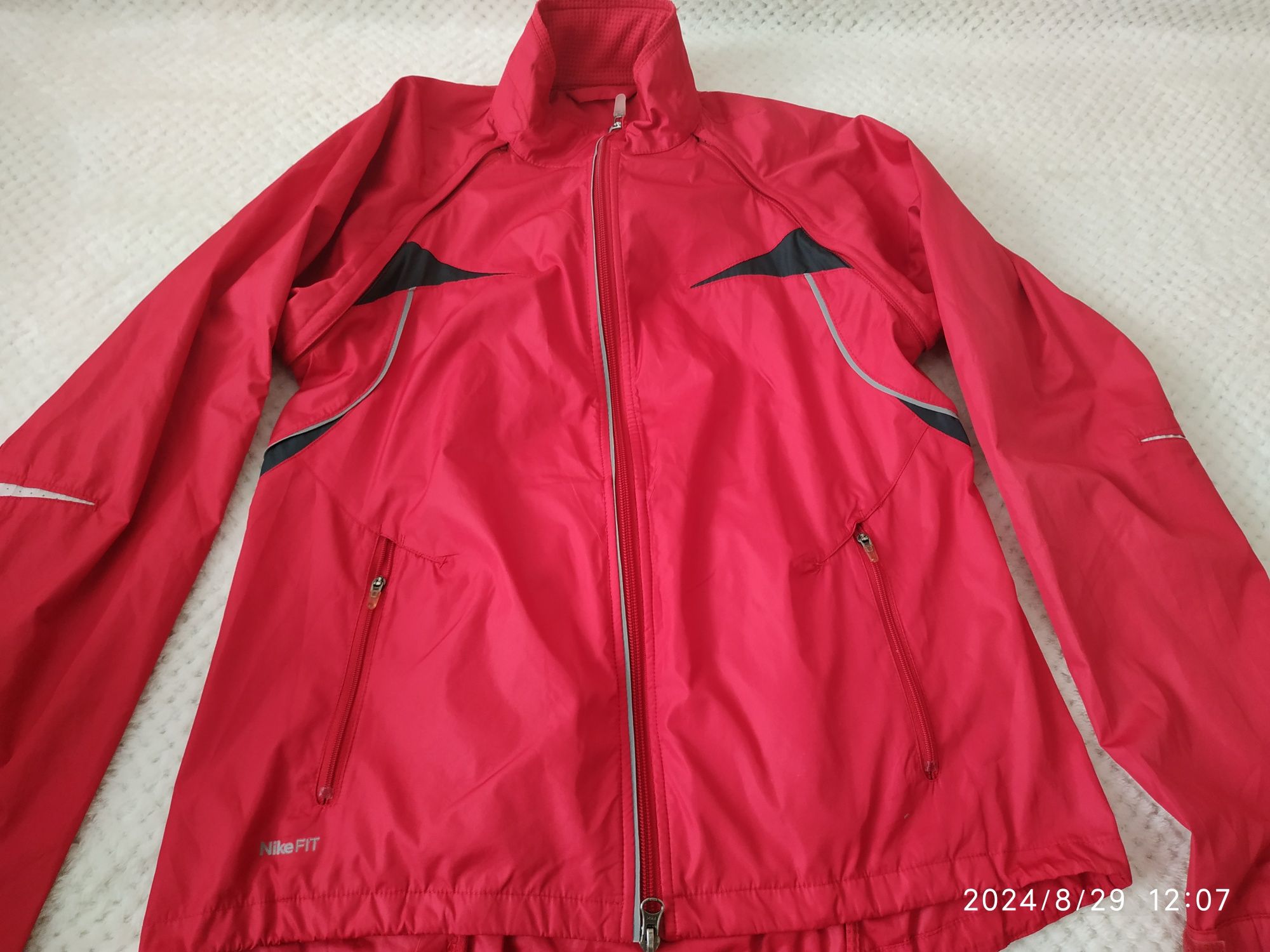 Kurtka damska wiatrówka czerwona r 40/42 , Nike, uzywana