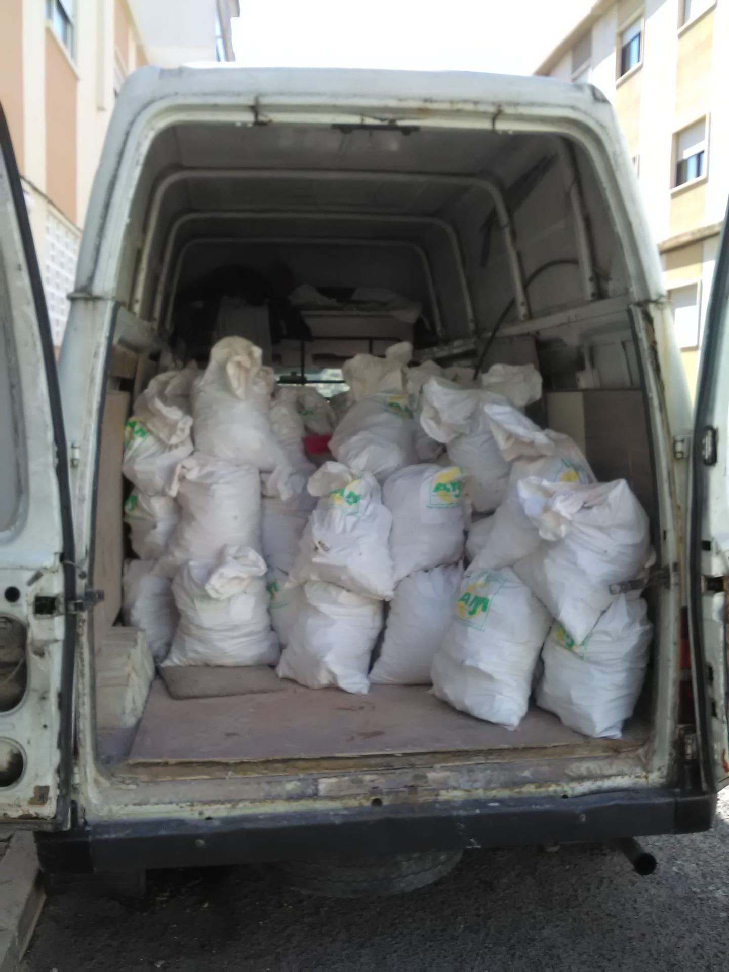 LIMPEZAS e CARRINHAS p/recolha de todo o tipo de entulho de obras