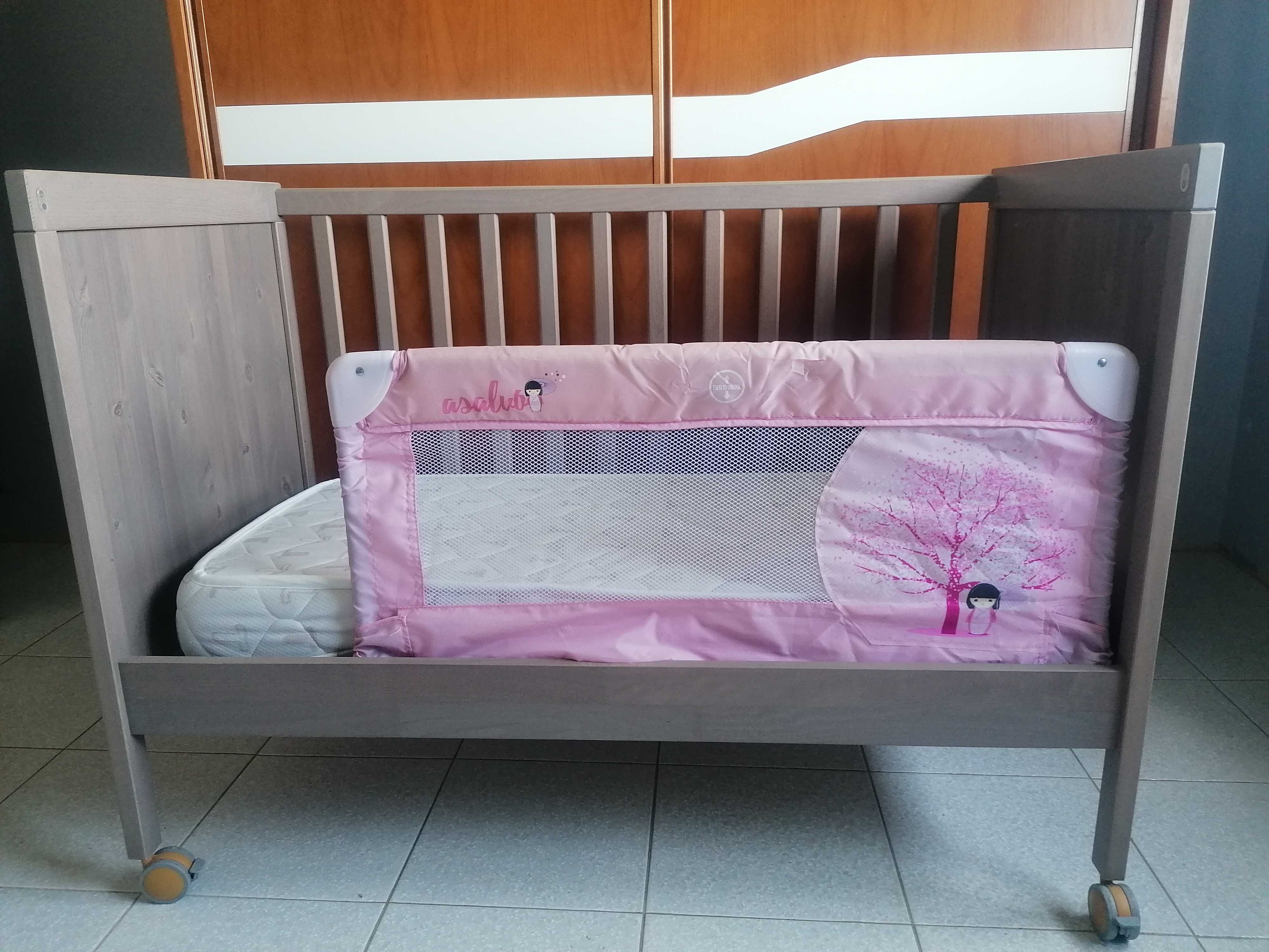 Cama de bebé com colchão e proteção