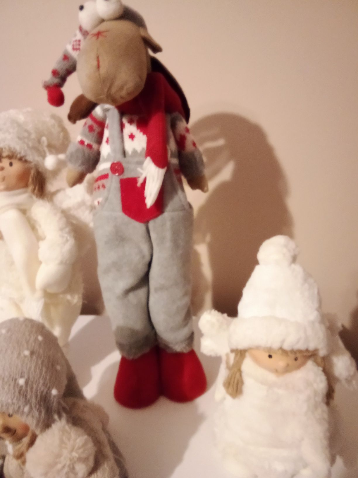 Świąteczny renifer i lalki