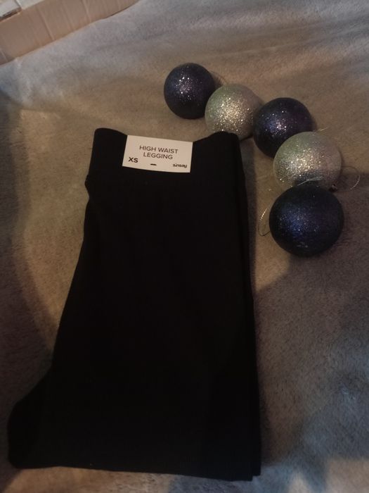 Czarne prążkowane legginsy