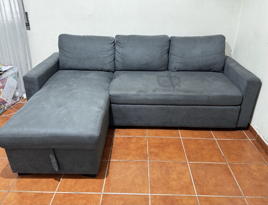 Sofá chaise longue reversível com cama e baú
