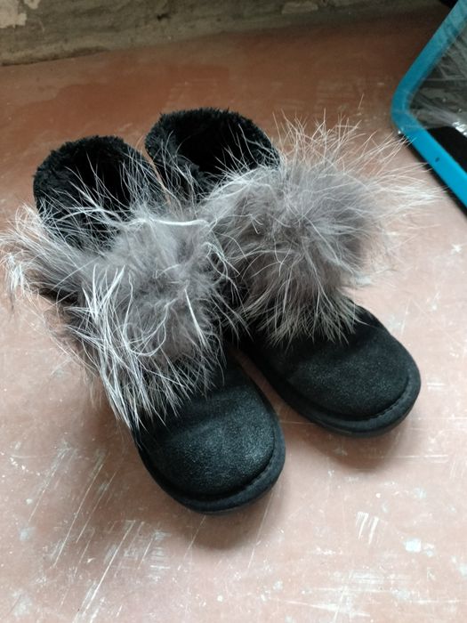 Отдам две шапки и угги