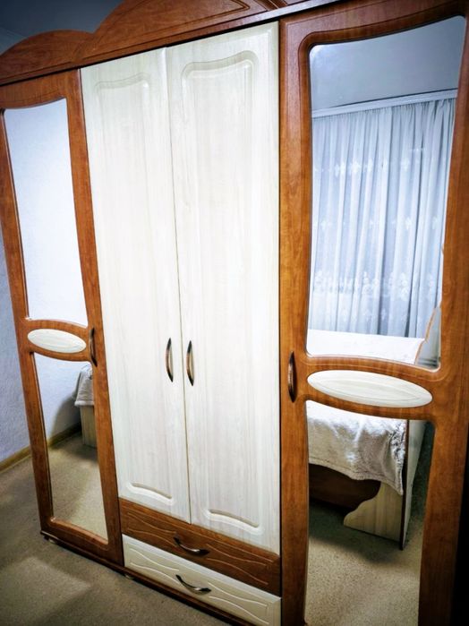 Віддам за символічну плату спальню