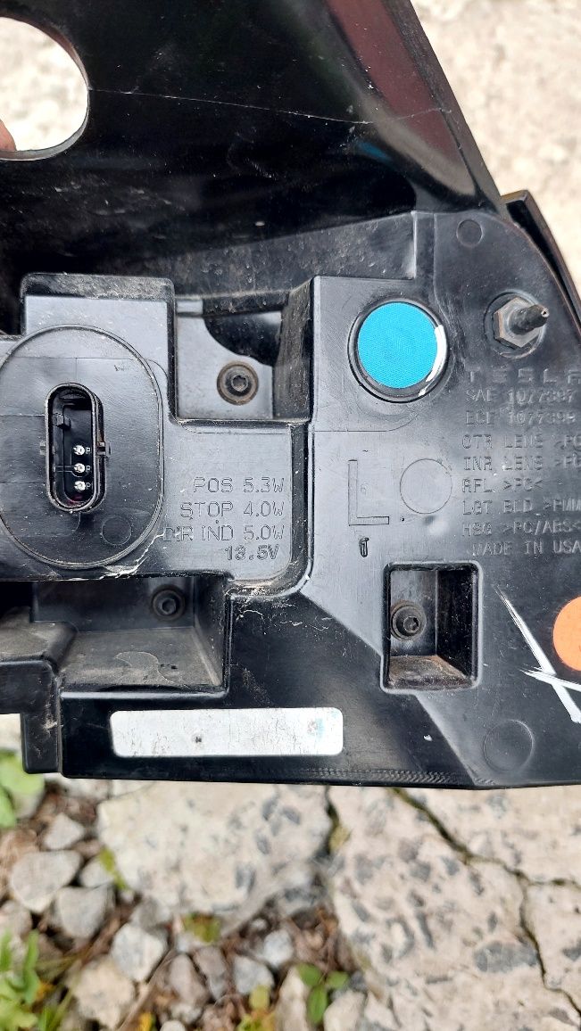 Задній фонар Tesla model 3