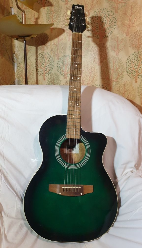 Акустическая гитара Gibson.