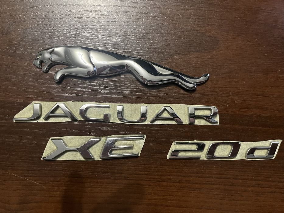 Emblematy znaczki logo Jaguar XE srebrne