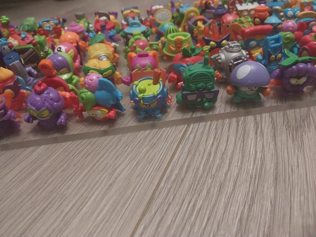 Podstawka na figurki 96 sztuk, super zings, plus figurki,