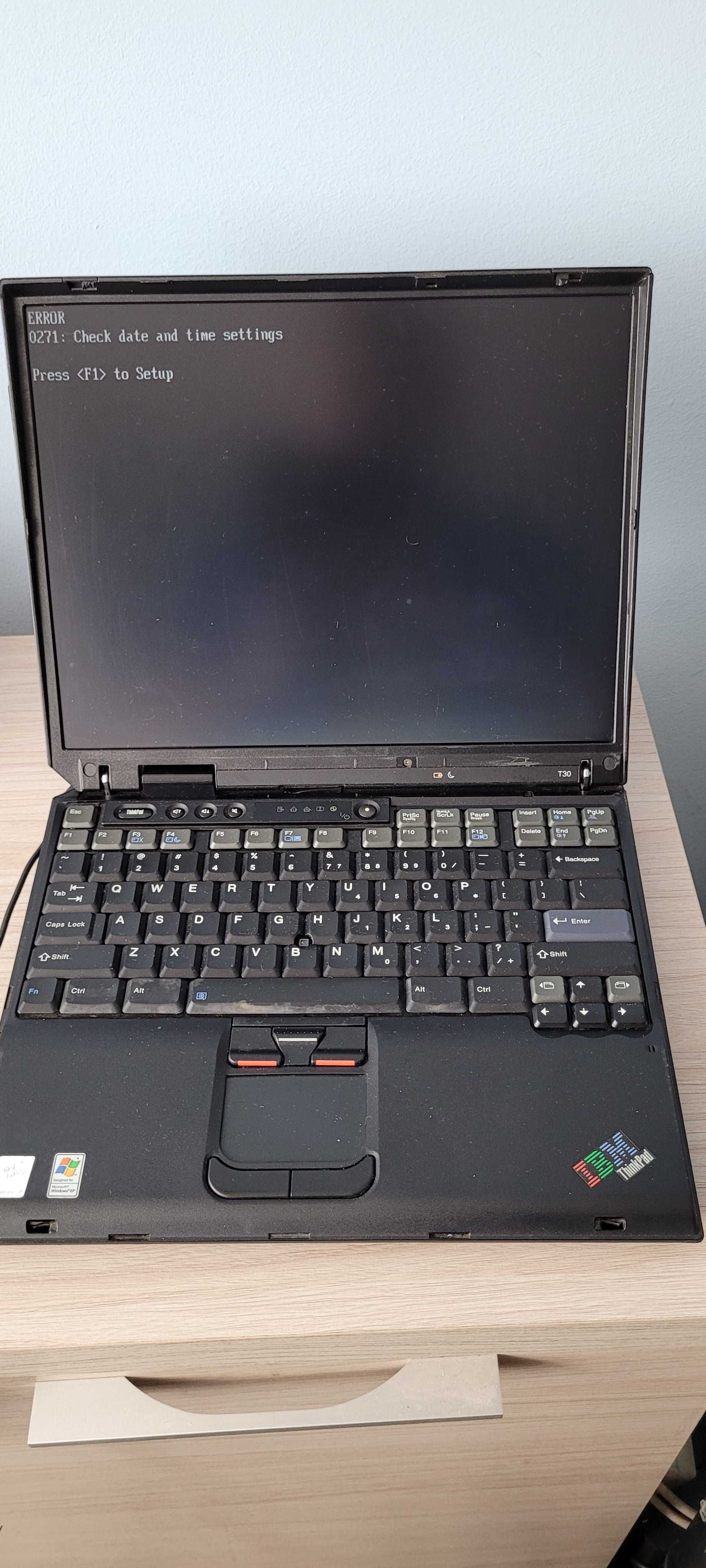 Zabytkowy komputer ibm thinkpad t30