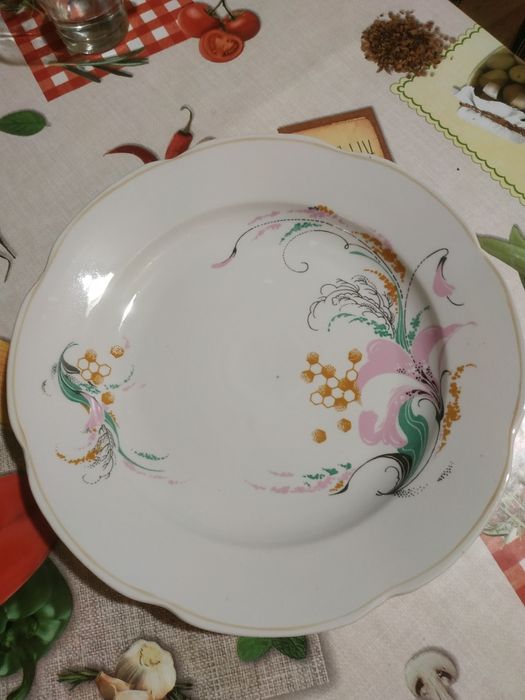 Тарелки мелкие и глубокие d=24см