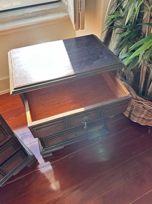 Mesinha de Cabeceira de Madeira Maciça