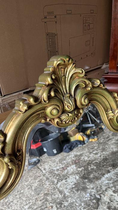 Lustro scienne w złotej ramie