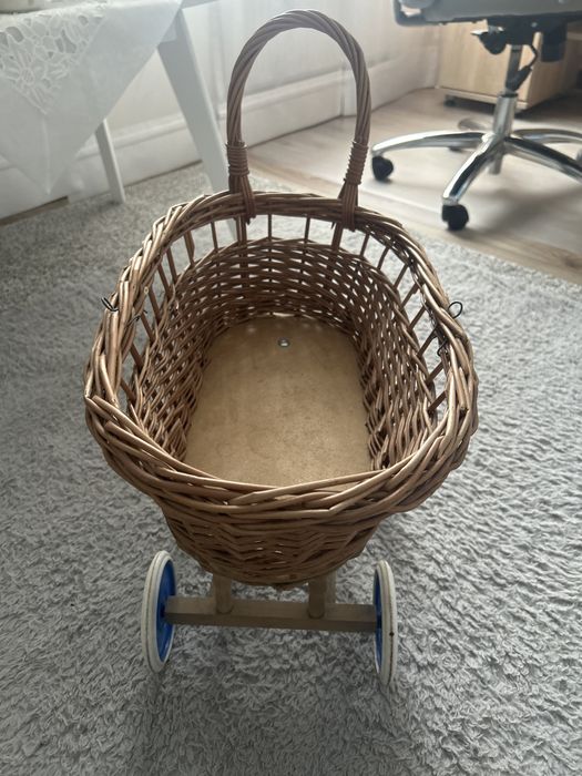Wózek wiklinowy dla lalek kwietnik