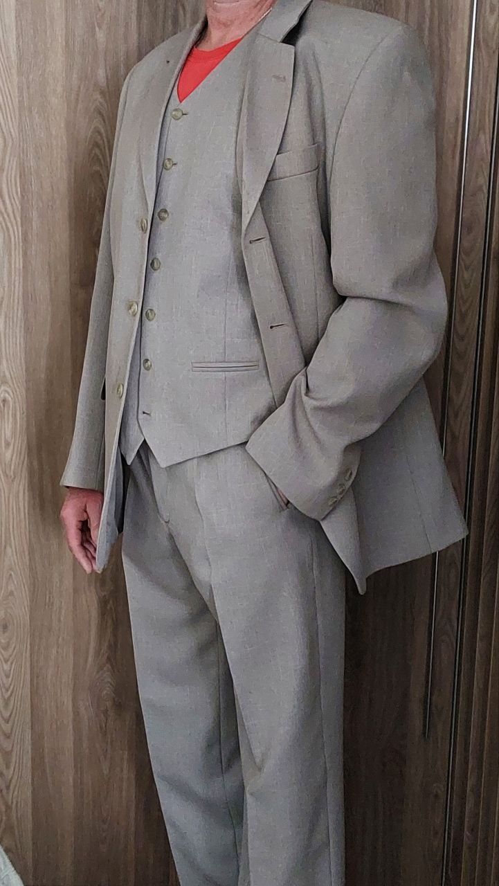 Класичний чоловічий однобортний демі костюм-трійка з італійської ткані