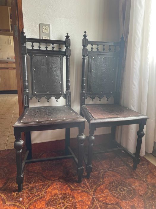 Conjunto de 2 cadeiras antigas em madeira maciça trabalhada