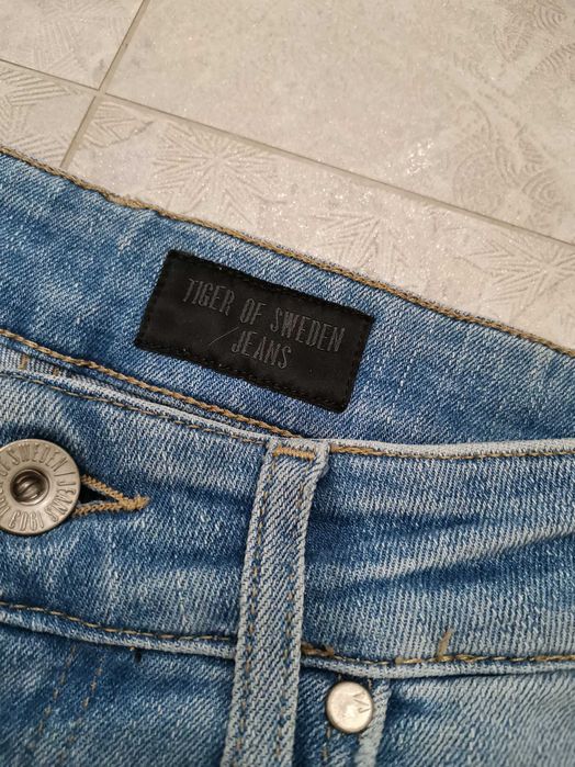 Jeansy, nogawki z surowym wykończeniem