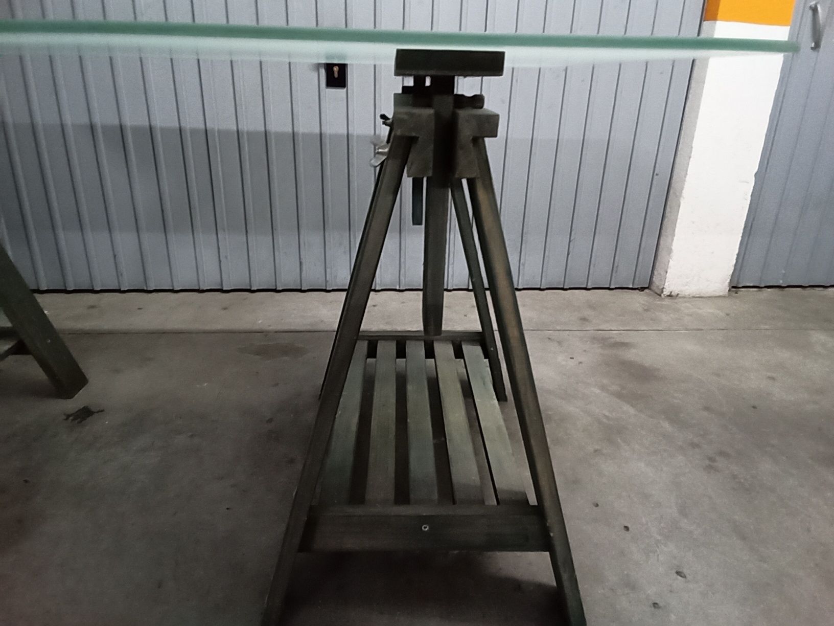 Mesa IKEA com suportes de madeira