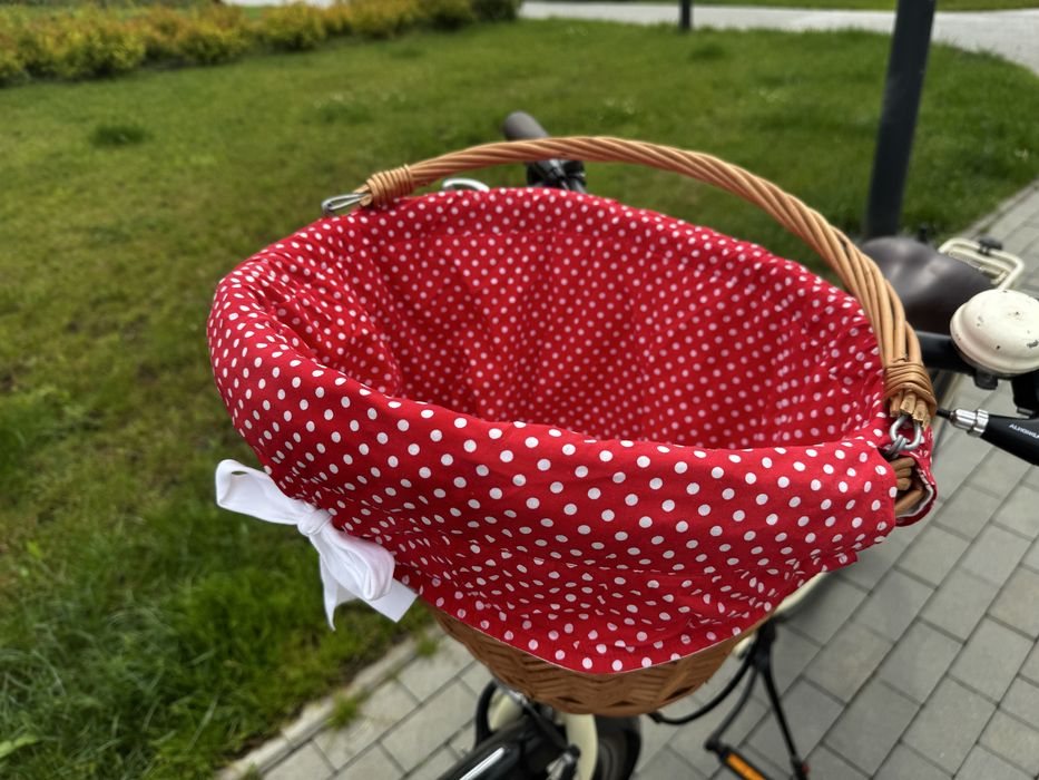 Koszyk rowerowy wiklinowy z czerwonym wkładem