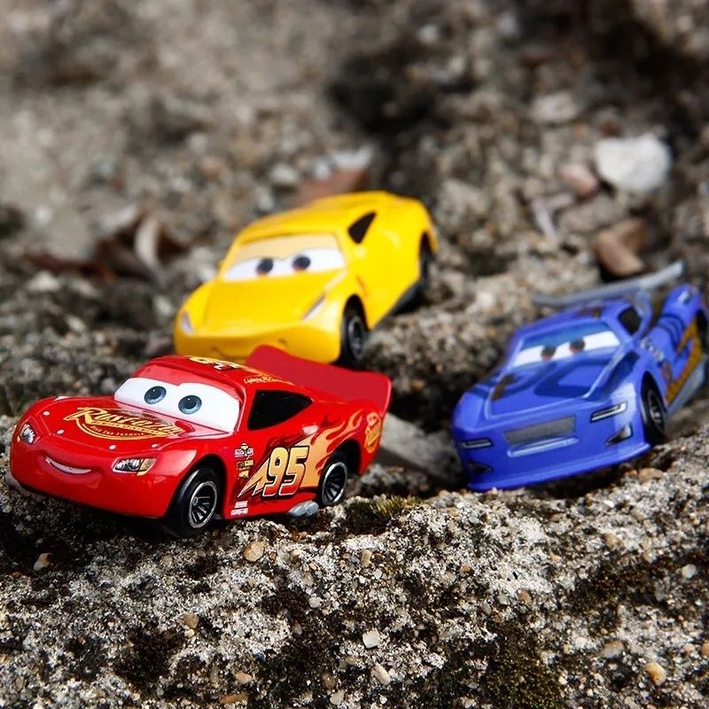 Cars auta 3 MC QUEEN zygzak zestaw 7 pojazdów DISNEY