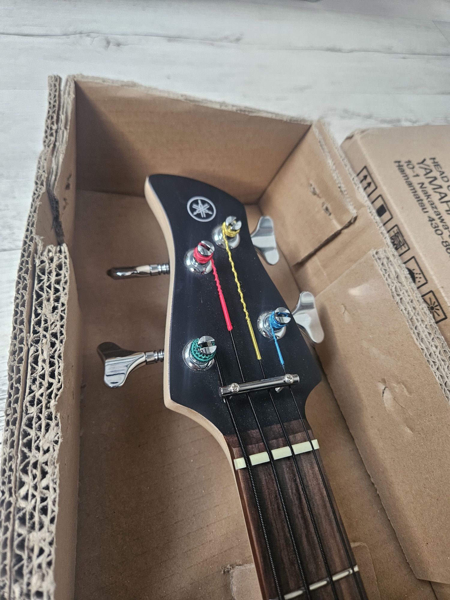 Gitara basowa Yamaha TRBX174 Sunburst rotosound