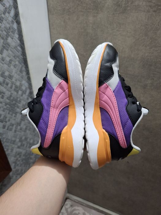 Дитячі кросівки PUMA VOYAGE  32 розмір 20,5 см білі чорні рожеві