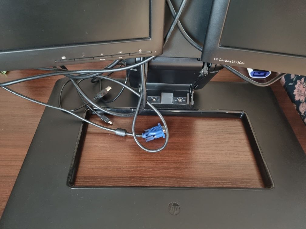 Monitory HP z podstawą