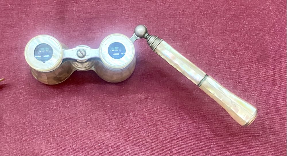 Binóculos de teatro em madre pérola com pega