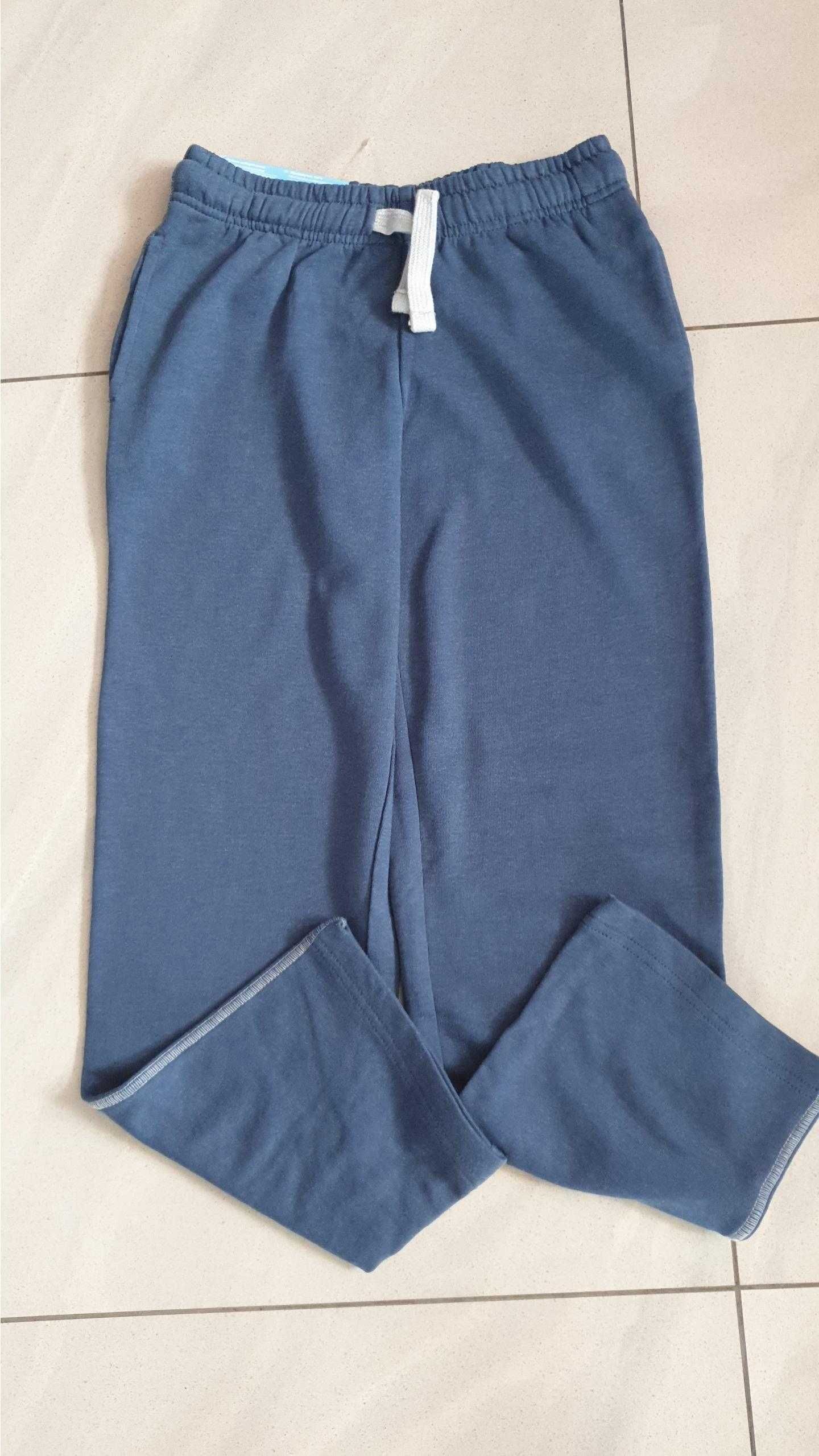 Nowe spodnie dresowe chłopięce 3 pary w rozmiarze 134/140