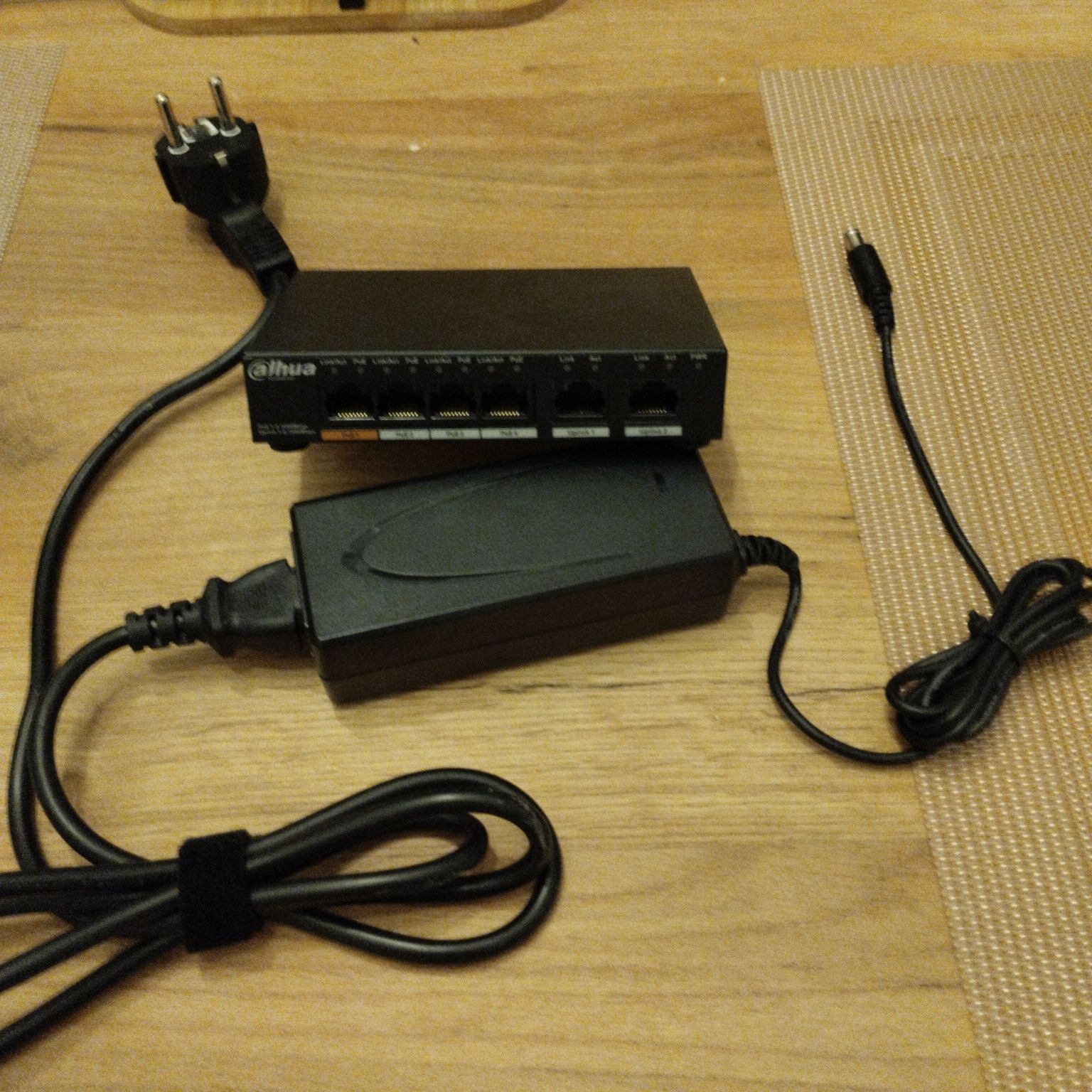 Switch PoE Dahua DH-PFS3006-4gt-60.