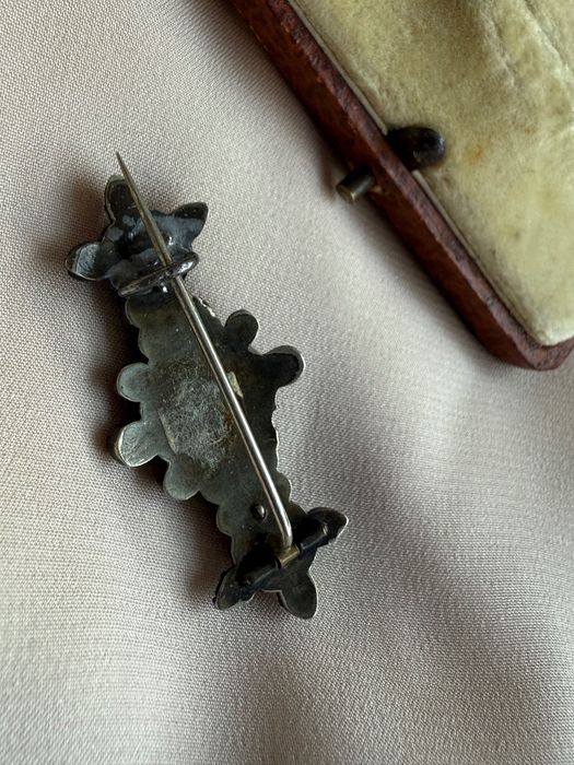 Bardzo stara broszka z granatami