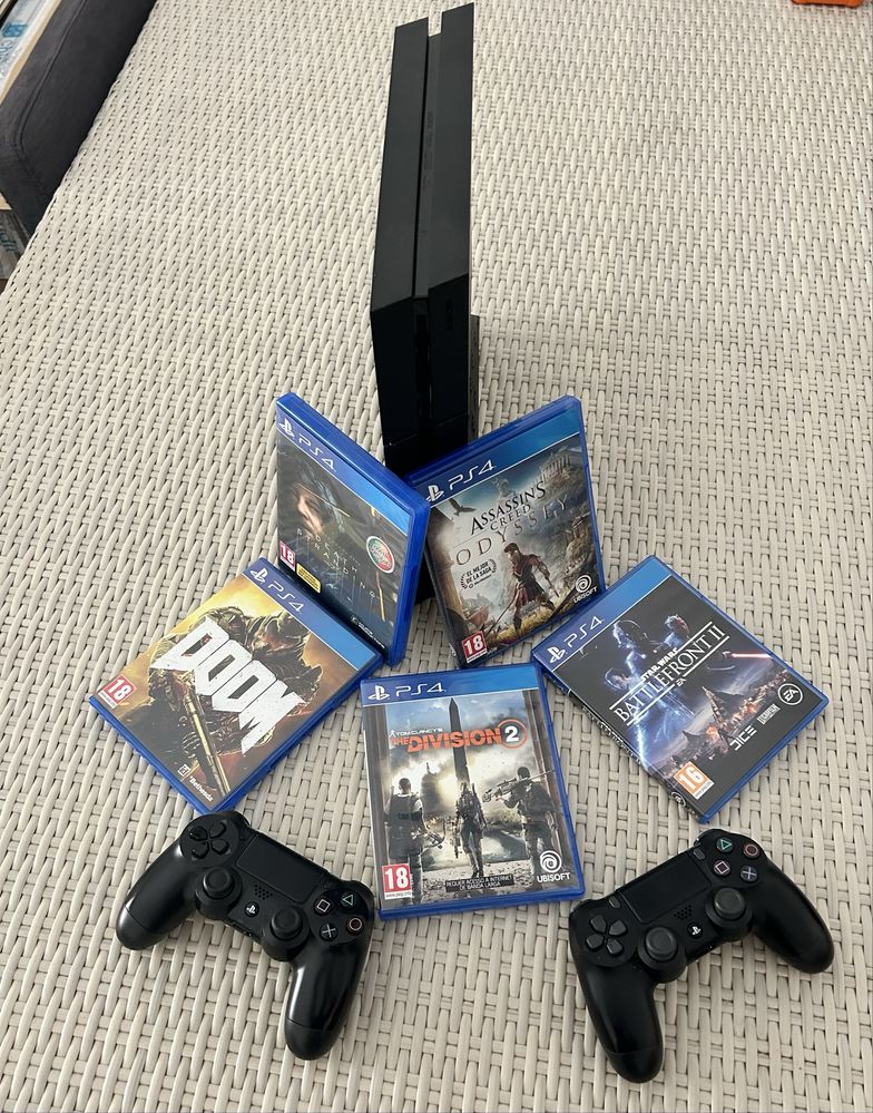 Playstation 4 - PS4 - como nova + 2 comandos + 5 jogos