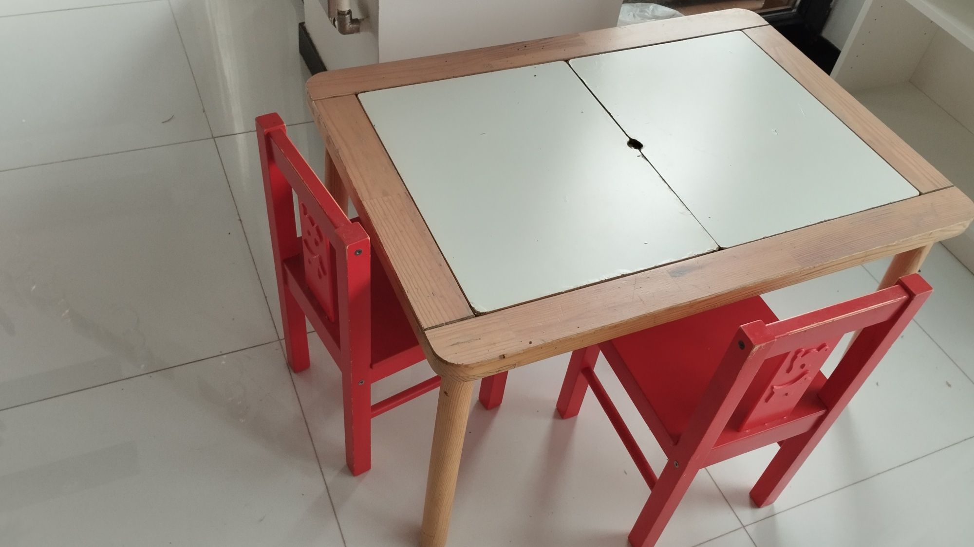 Zestaw IKEA – stolik FLISAT + 2 czerwone krzesła KRITTER + 2 pojemniki