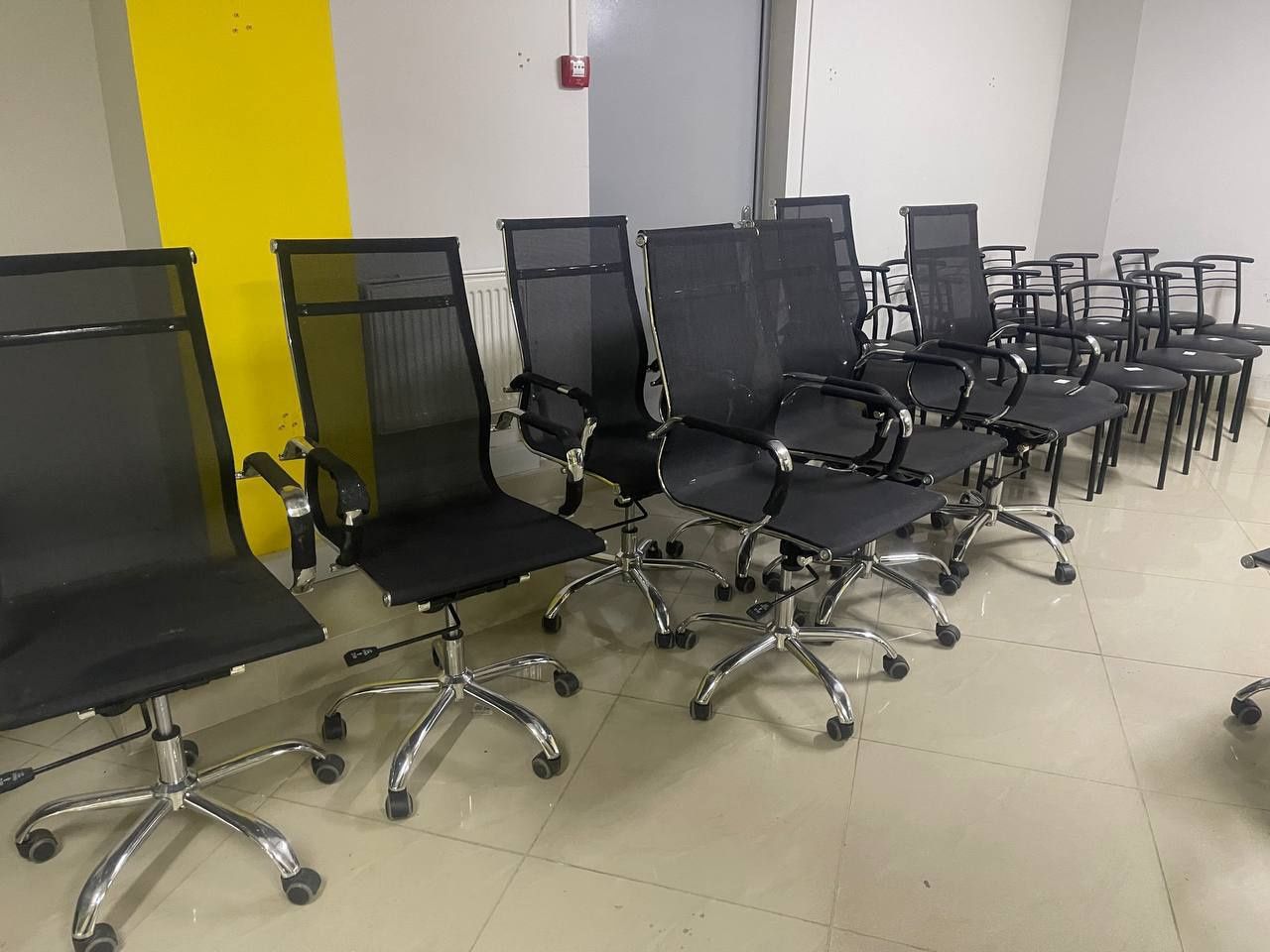 РОЗПРОДАЖ МЕБЛІВ ДЕШЕВО,столи, крісла,тумби, комоди,стільці,сейфи