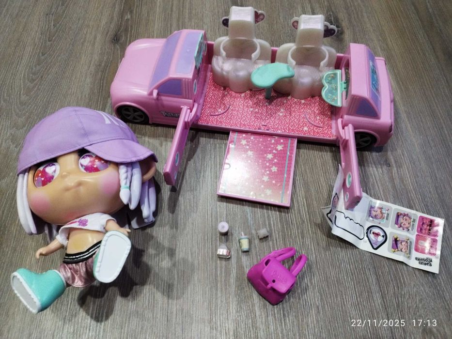 Boneca Trotties Emma com Limousine Famosa 44cm