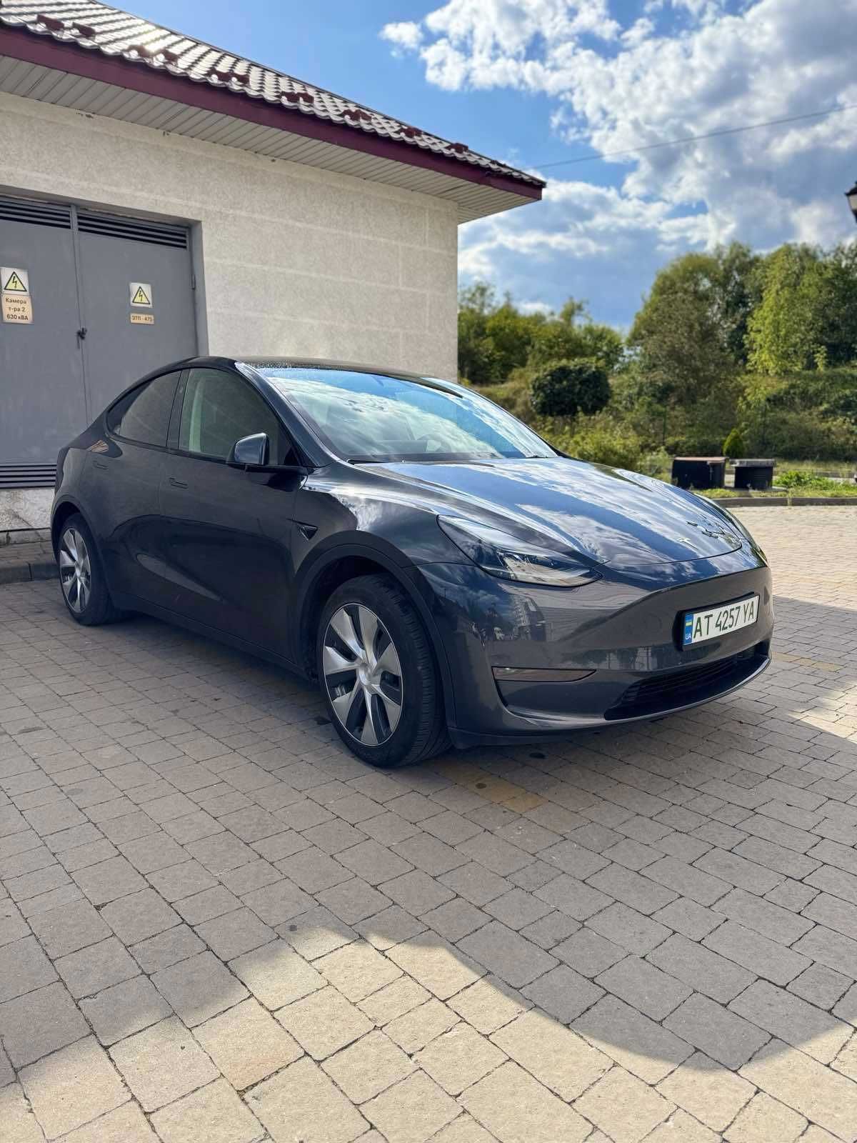 Tesla Model Y 2024