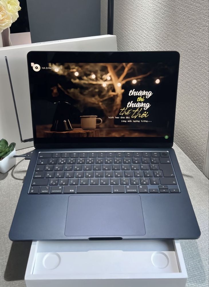 MacBook Air com Chip M2 – Como Novo