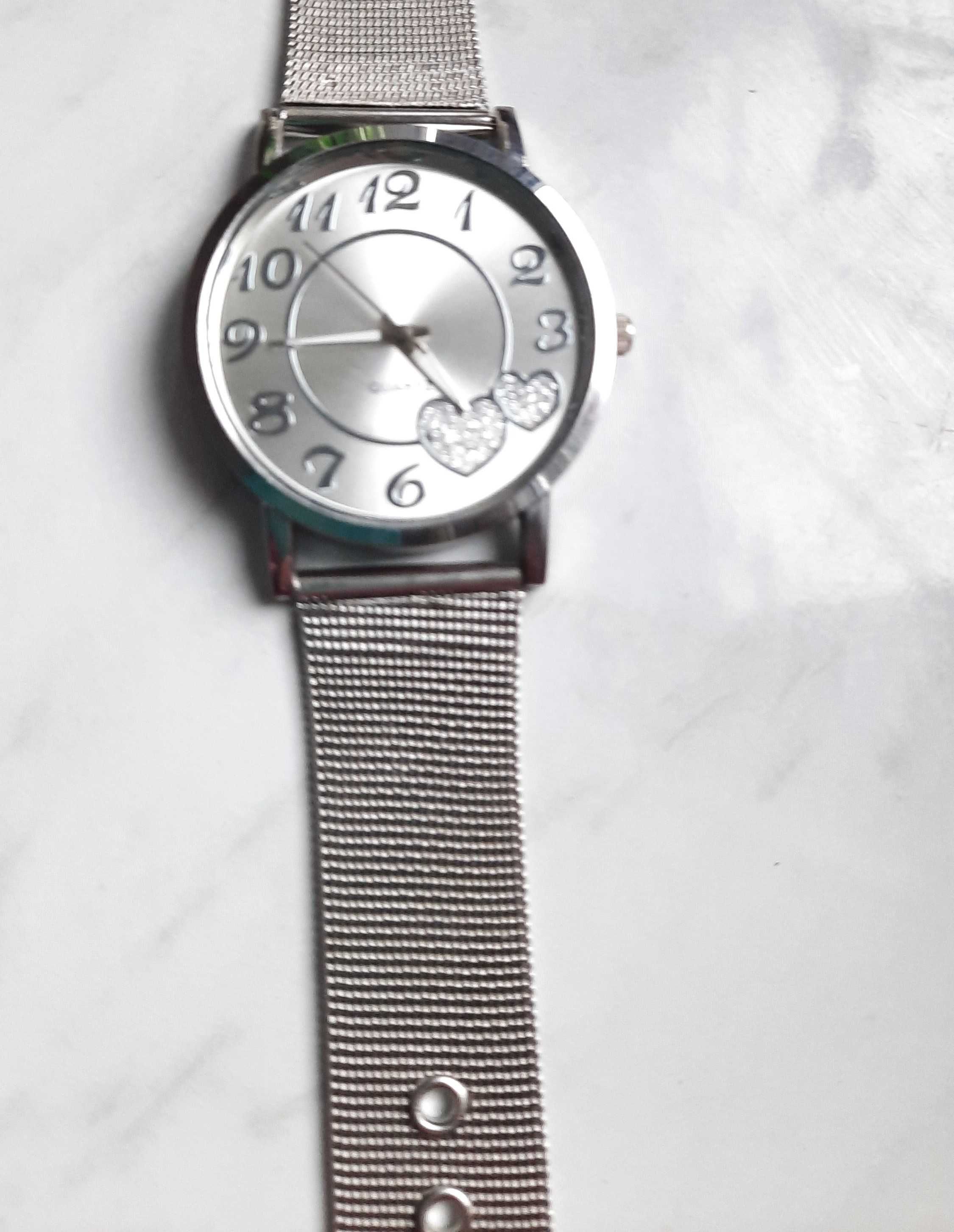 Zegarek Quartz-srebrny.