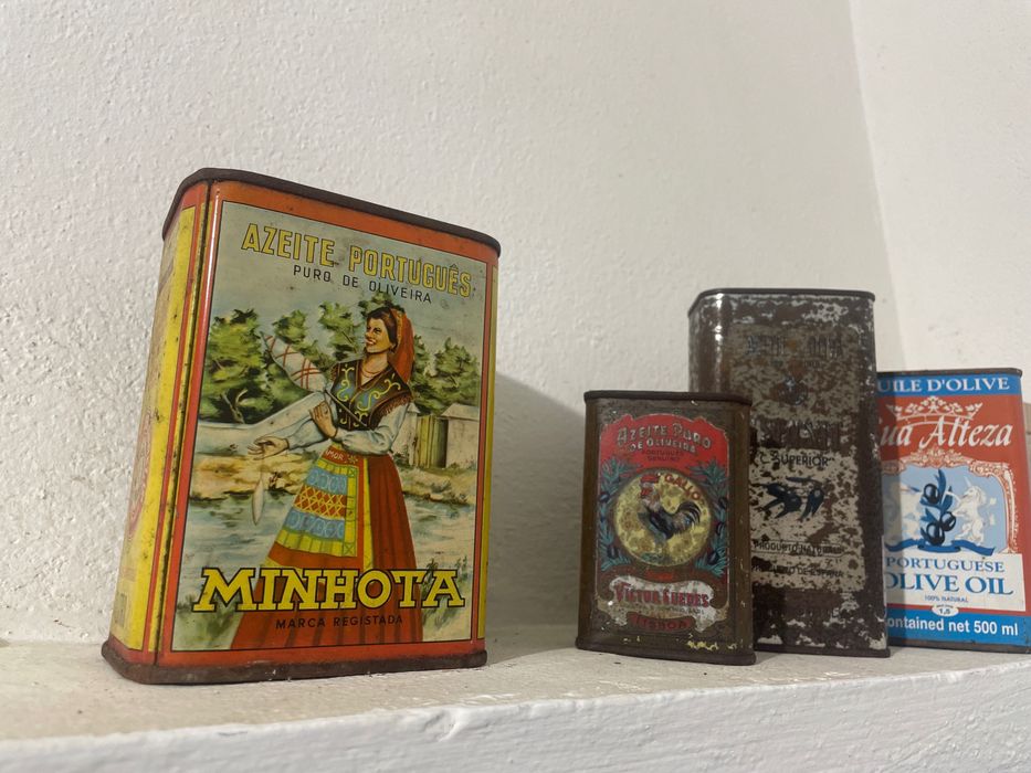 Latas de azeite.