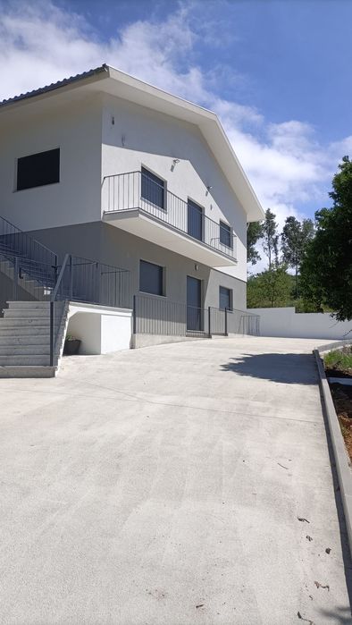 Aluga-se apartamento